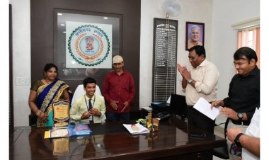 कलेक्टर ने अपनी कुर्सी दे किया सम्मानित।