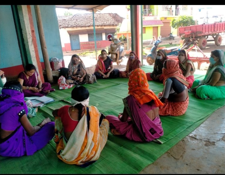 जागृति स्व सहायता समूह की दीदीयों के खातों में जमा हुई सात लाख  से अधिक की राशि