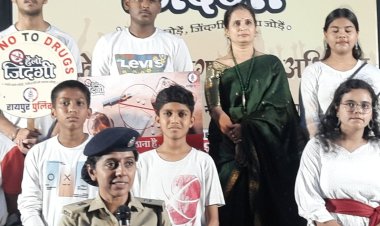रायपुर पुलिस द्वारा नशा मुक्ति अभियान के तहत किया जा रहा जागरूक