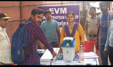 मतदाता जान रहे ईवीएम मशीन से वोटिंग के तरीक़े