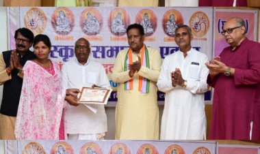 सम्मान समारोह के मुख्य अतिथि संसदीय सचिव श्री चिंतामणि महाराज ने सम्मानित