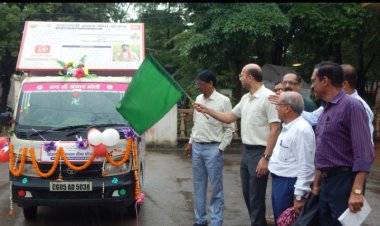 फसल बीमा रथ को कलेक्टर डॉ भुरे ने दिखाई हरी झंडी