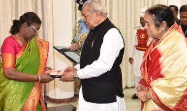 राष्ट्रपति मुर्मु को राज्यपाल श्री हरिचंदन ने भेंट की आत्मकथा ‘‘बेटल नॉट यट ओवर‘‘