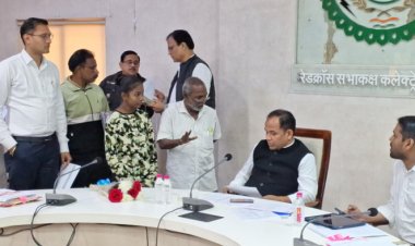 कलेक्टर डॉ गौरव सिंह ने अधिकारियों को समस्याओं के निराकरण करने के दिए निर्देश  जनचौपाल में आए 77 आवेदन