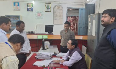 रायपुर संभागायुक्त डाॅ. अलंग ने किया अनुविभागीय, तहसील व कलेक्ट्रेट कार्यालय का निरीक्षण   समुचित रिकॉर्ड संधारण के निर्देश