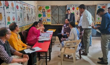 डॉ. संजय कुमार अलंग ने किया मतदान केंद्रों का निरीक्षण