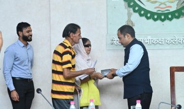 कलेक्टर जन चौपाल   कलेक्टर डॉ. गौरव कुमार सिंह ने वृद्ध महिला को तुरंत दिया हियरिंग एड