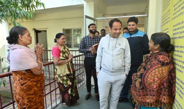 माना के “सियान कुटी“ पहुंचे कलेक्टर डॉ. गौरव कुमार सिंह