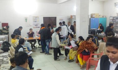 छोटे से हाल में 28 पटवारी,4 आरआई ,अति.तहसीलदार,तहसीलदार और एसडीएम ।