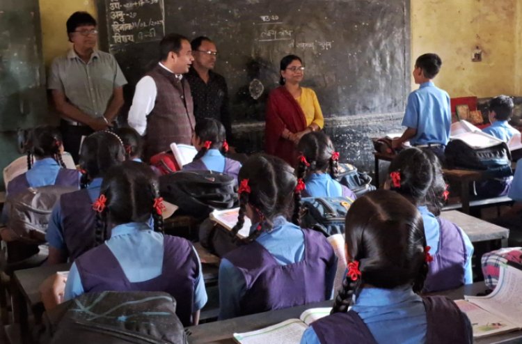 कलेक्टर ने धरसींवा विकासखंड के स्कूल, आंगनबाड़ी, स्वास्थ्य केन्द्र, धान उपार्जन केन्द्र और शासकीय उचित मूल्य दुकान का किया औचक निरीक्षण