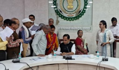 जन चौपाल में लैपटॉप की मांग लेकर पहुंचे दृष्टिबाधित प्रकाश साहू   कलेक्टर डॉ सिंह ने दिया जल्द लैपटॉप दिलाने का आश्वासन