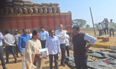 कलेक्टर पहुंचे धान खरीदी केन्द्र, धान के उठाव के दिए निर्देश