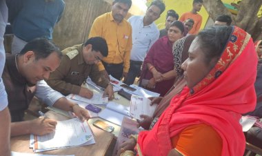 कलेक्टर डॉ सिंह पहुंचे महतारी वंदन योजना के शिविर में