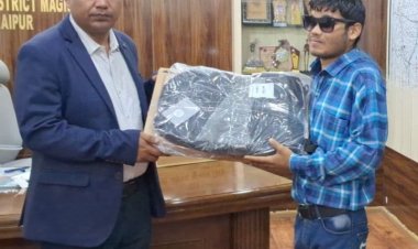 जनचौपाल का फायदा: अब लैपटॉप से पढ़ेगा नेत्रहीन परमेश्वर   कलेक्टर डॉ सिंह ने दृष्टिबाधित छात्र को दिया लैपटॉप, पढ़ाई होगी आसान