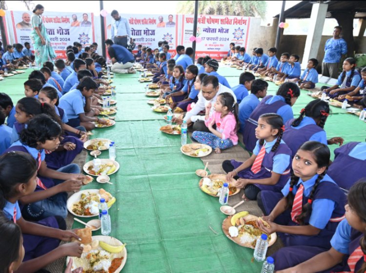 न्योता भोज का शुभारंभ रायपुर से, कलेक्टर ने अपने हाथों से बच्चों को भोजन परोस मनाया अपना जन्मदिन