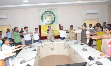 मुख्य निर्वाचन पदाधिकारी श्रीमती रीना कंगाले ने चल संगी मतदान कर आबे गाने का लोकार्पण