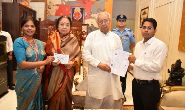 राज्यपाल श्री विश्वभूषण हरिचंदन ,प्रथम महिला श्रीमती सुप्रभा हरिचंदन को मतदाता पर्ची का वितरण