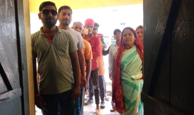 अपना बूथ जानो अभियान में पहंुचे मतदाता मतदान केन्द्र   कलेक्टर ने किया मतदान केन्द्रों का निरीक्षण