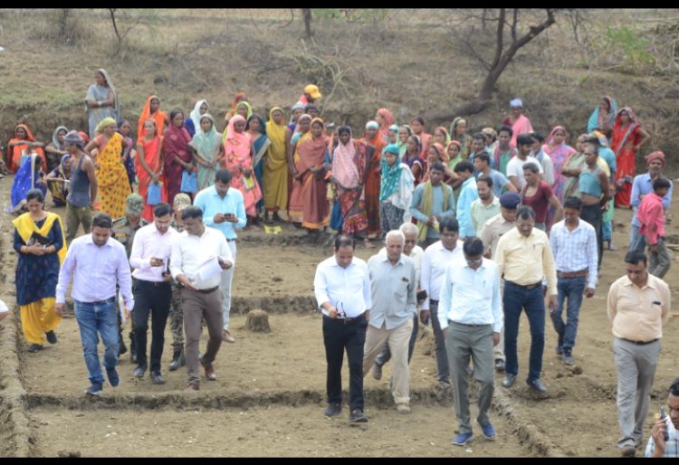 मनरेगा के कार्यों का कलेक्टर ने किया अवलोकन, श्रमिकों से जाना हाल-चाल   तालाब किनारे सघन पौधारोपण करने के दिए निर्देश