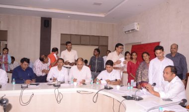 जनदर्शन में कलेक्टर डॉ गौरव सिंह ने हितग्राही को तुरंत दिलाई सहायता राशि   जनदर्शन में 63 आवेदन प्राप्त हुए