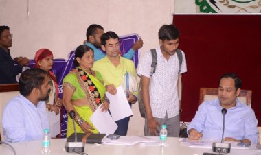 कलेक्टर डॉ. गौरव सिंह ने जनदर्शन में सुनी आम नागरिकों की समस्याएं