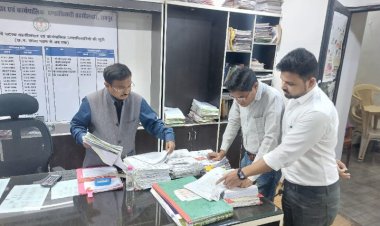 श्री कावरे अचानक पहुंचे एसडीएम और तहसील कार्यालय, जांचे रिकार्ड    अधिकारी-कर्मचारियों के नाम-पद वाली पट्टिकायें भी लगाने के दिए निर्देश