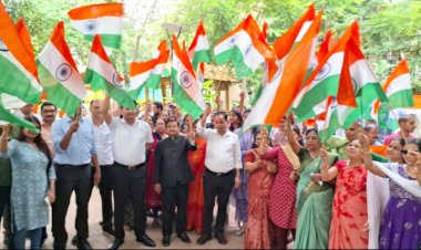 संभागायुक्त और कलेक्टर ने कर्मचारियों को वितरित किए झंडे, किया हर घर तिरंगा फहराने का अहवान