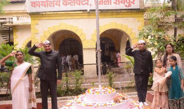 कलेक्टर डॉ. गौरव सिंह ने कलेक्टोरेट परिसर में किया ध्वजारोहण  