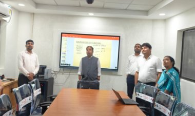 कलेक्टर डाॅ. गौरव सिंह ने लिया छात्रों से कोचिंग सेंटर का फीडबैक