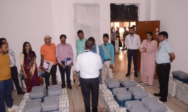 रायपुर दक्षिण विधानसभा उप निर्वाचन 2024   सामान्य प्रेक्षक श्रीमती जी. रेखा रानी ने किया स्ट्रांग रूम का निरीक्षण