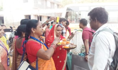 रायपुर दक्षिण विधानसभा उपनिर्वाचन 2024  मतदान दल पहुंचा मतदान केंद्र, फूलों से हुआ स्वागत