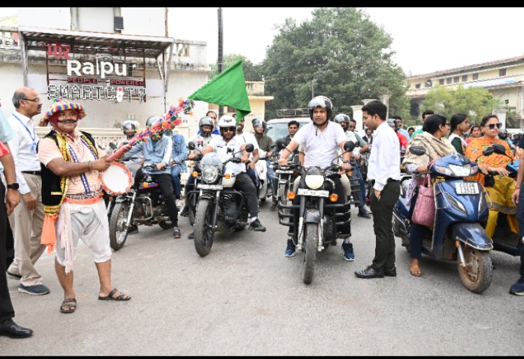 मतदाताओं को जागरूक करने के लिए जिला निर्वाचन अधिकारी एवं कलेक्टर डॉ. गौरव सिंह के नेतृत्व में हुई बाईक रैली