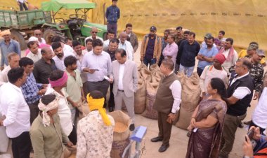 कलेक्टर ने आरंग के धान खरीदी केन्द्र का किया निरीक्षण