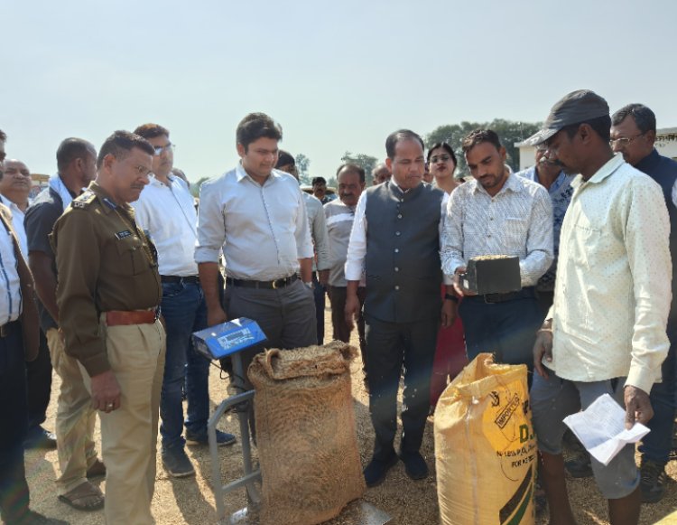 कलेक्टर-एसपी ने किया धान खरीदी केंद्र का निरीक्षण   धान का उठाव केंद्रों से जल्द से जल्द सुनिश्चित की जाएं: कलेक्टर डाॅ. गौरव सिंह