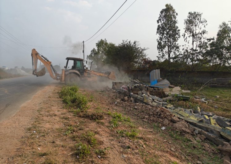 पीएचसी के लिए आरक्षित जमीन पर बेजा कब्जा हटाया, दतरेंगा में गिराई बाउड्रीवाल, डोमा में तालाब किनारे से हटाया बेजा कब्जा