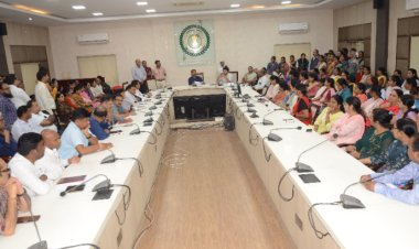 कलेक्टर ने लगाई सप्ताहिक चौपाल   कहा 98 प्रतिशत कर्मचारियों की उपस्थिति नियमित   आदतन लेट आने वाले कर्मचारियों को नोटिस देने दिया निर्देश