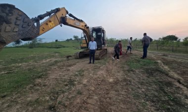 मुख्यमंत्री के निर्देश पर अवैध रेत खनन पर त्वरित कार्रवाई — ग्राम गुदगुदा में 2 बोट एवं 2 चैन माउंटेन जब्त*