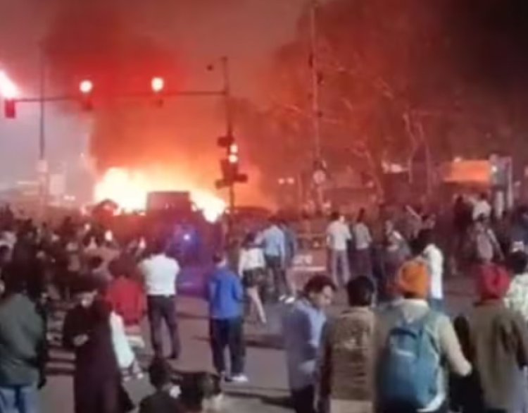 राजधानी दिल्ली के लाल किला मेट्रो स्टेशन के पास सोमवार शाम जोरदार धमाका हुआ