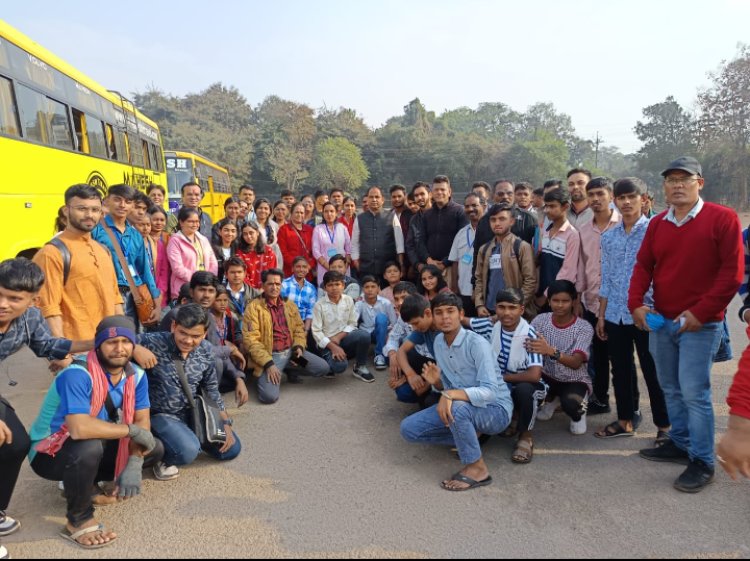 राज्य स्तरीय युवा महोत्सव 2025-26 हेतु रायपुर जिले के युवा कलाकारों का दल रवाना