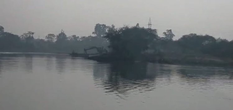 खारुन नदी तट पर अवैध रेत उत्खनन के विरुद्ध संयुक्त कार्रवाई   रायपुर–दुर्ग के खनिज अमले ने सक्शन मशीन व चैन माउंट मशीन जब्त की