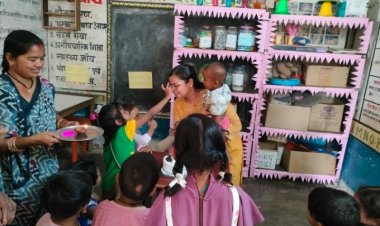 बच्चों के चेहरों पर मुस्कान, कर्मचारियों का जन्मदिन बना यादगार -“प्रोजेक्ट आओ बाँटें खुशियाँ” के तहत शासकीय कर्मचारी बच्चों संग साझा कर रहे हैं खुशियाँ