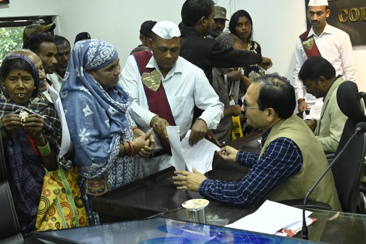 कलेक्टर श्री संजय अग्रवाल ने साप्ताहिक जनदर्शन में आज दूर-दराज से पहुंचे ग्रामीणों की