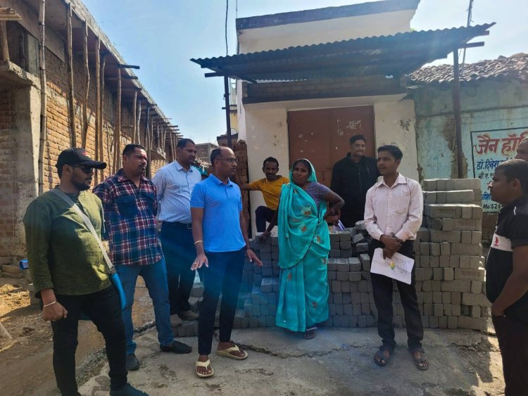 ग्राम पंचायत घुटकू में आवास पूर्णता अभियान  हितग्राहियों के घर-घर पहुँचकर  टीम ने किया गया निरीक्षण 