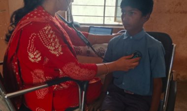 बच्चों के चेहरों पर मुस्कान, “प्रोजेक्ट आओ बाँटें खुशियाँ” के तहत हितेंद्र पटेल ने बच्चों संग साझा की खुशियाँ