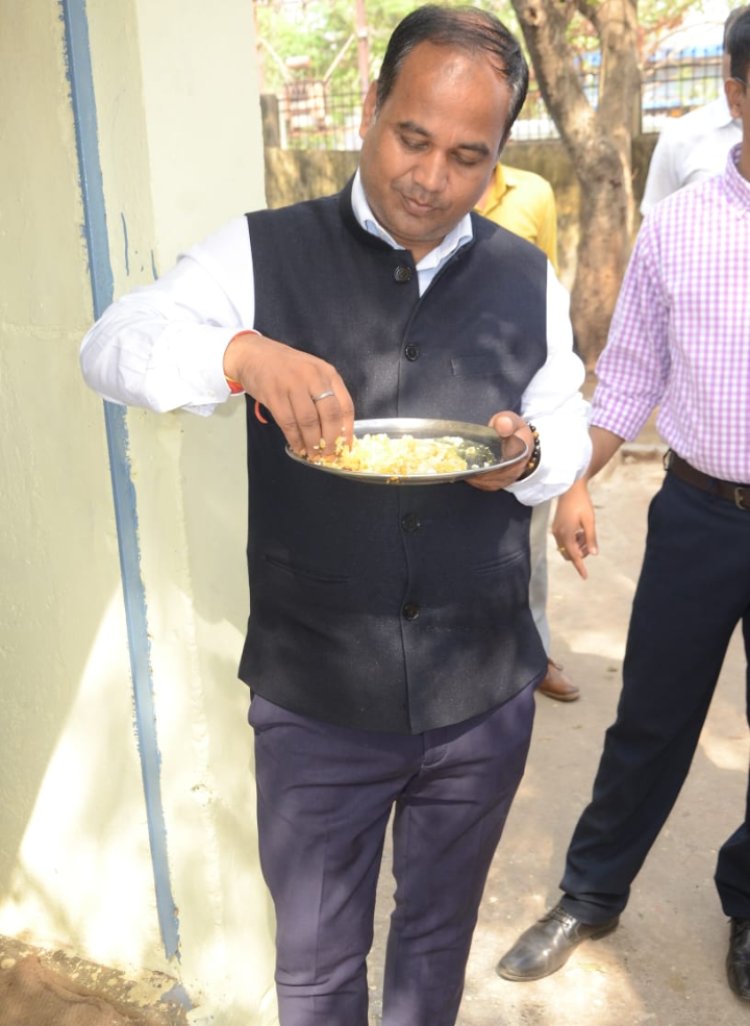 कलेक्टर - सीईओ पहुंचे स्कूल: लिया मध्यान्ह भोजन का स्वाद, जांची बच्चों की कॉपी