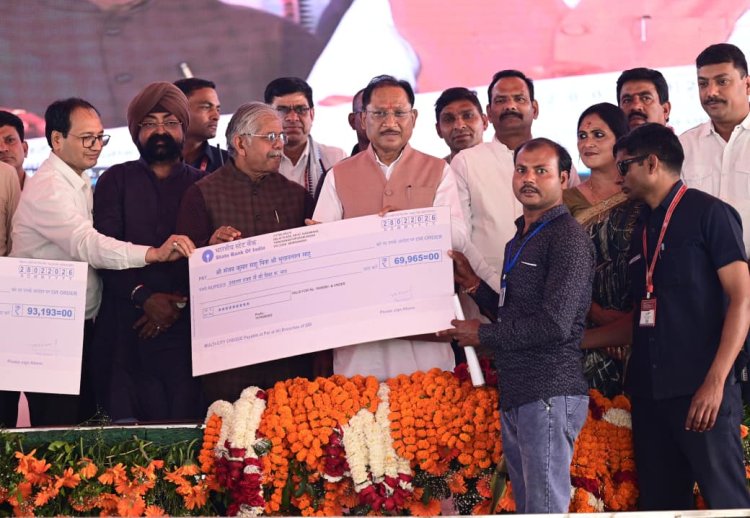 मुख्यमंत्री ने किसान सम्मेलन में बांटी खुशहाली की सौगात  शासन की योजनाओं का हितग्राहियों को मिला लाभ   