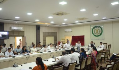 कलेक्टर ने समय-सीमा बैठक ली - कॉल सेंटर, लंबित राजस्व प्रकरणों और   डीईएएफपीपी एवं निष्क्रिय खातों की विस्तृत समीक्षा*