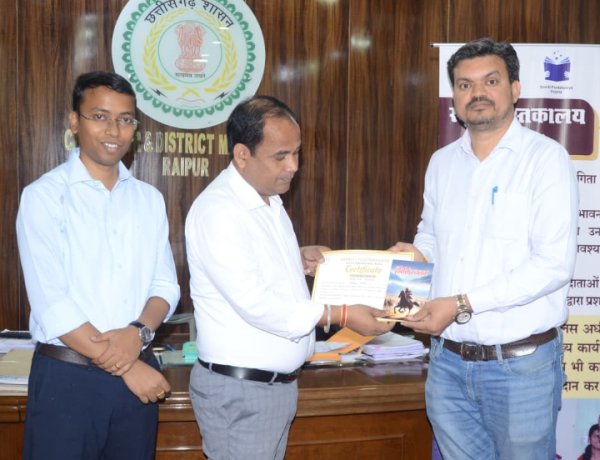 स्मृति पुस्तकालय योजना में लगातार बढ़ रही जनभागीदारी, बिलासपुर निवासी श्री पटेल ने की 265 पुस्तकें दान