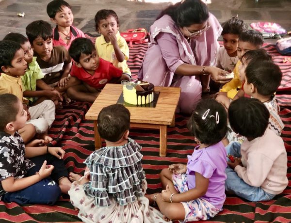 बच्चों के चेहरों पर मुस्कान, कर्मचारियों का जन्मदिन बना यादगार – “प्रोजेक्ट आओ बाँटें खुशियाँ” के तहत शासकीय कर्मचारी बच्चों संग साझा कर रहे हैं खुशियाँ