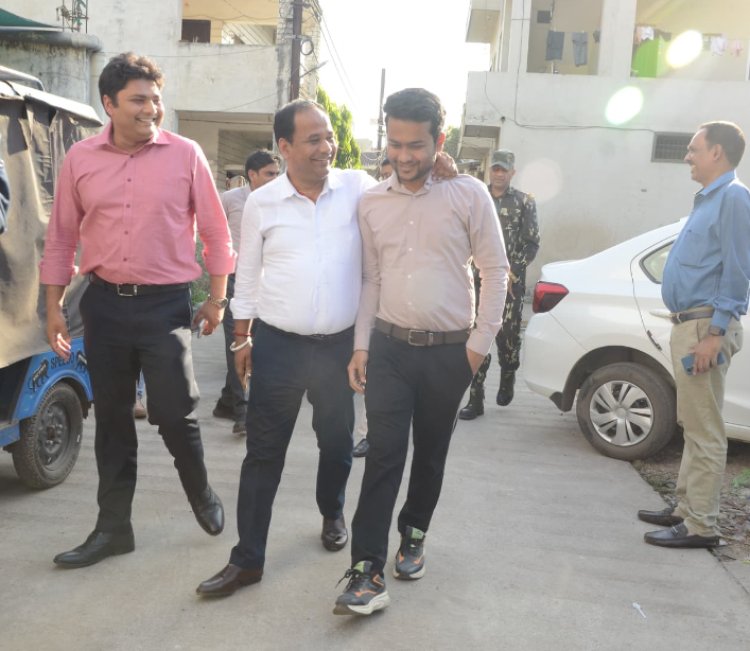 कलेक्टर, नगर निगम आयुक्त, जिला पंचायत सीईओ ने मिठाई खिलाकर दी शुभकामनाएं, किया सम्मान